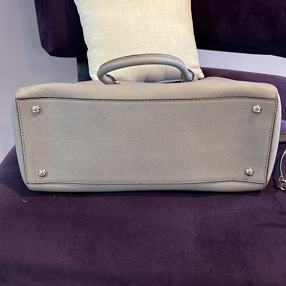 Michael Kors gray handbag with strap. Great condition 12 1/2 by 9 1/2 when close - Picture 10 of 11